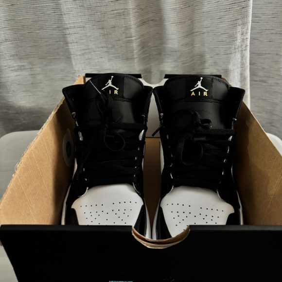 Air Jordan 1 Mid SE – Black/White/Metallic Silver - Picture 7 of 9